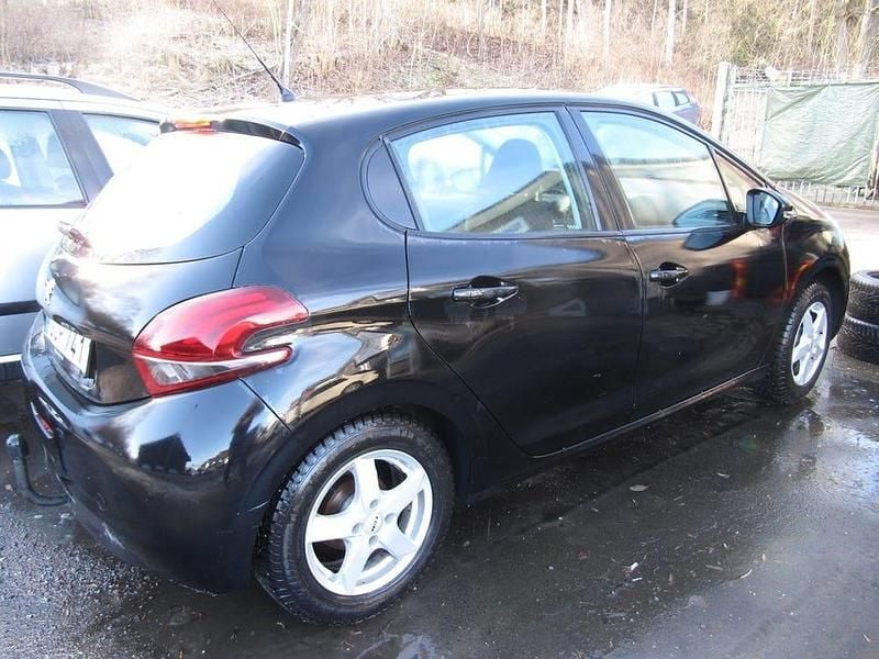 Begagnad Peugeot 208 82 HK (60 kW) 2015 Svart Halvkombi