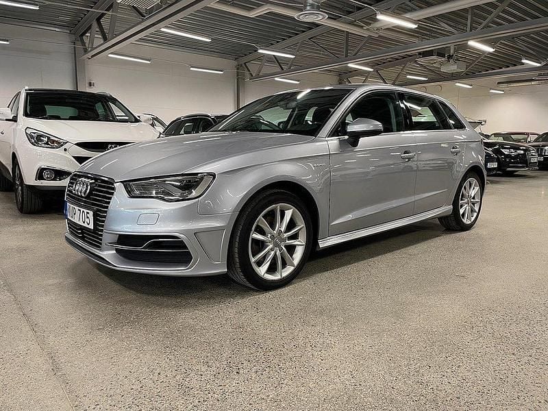 Silver Begagnad 2015 Audi A3 Sportback e-tron Ambition Sedan | 164 900 kr (Dyr) - Bild 1/4