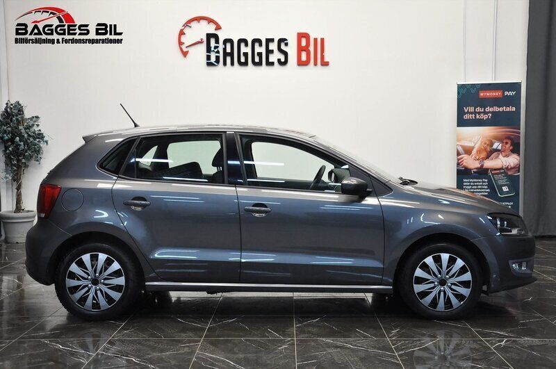 Mörkgrå Begagnad 2010 VW Polo Halvkombi | 85 900 kr (Marknadspris) - Bild 1/4