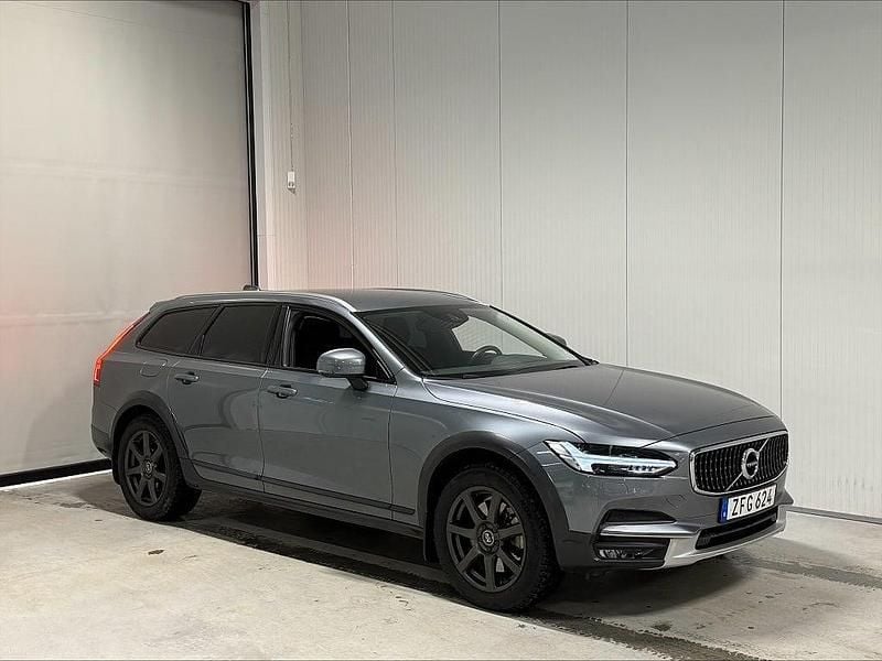 Begagnad Volvo V90 CC Momentum 190 HK (139 kW) 2018 Grå Kombi