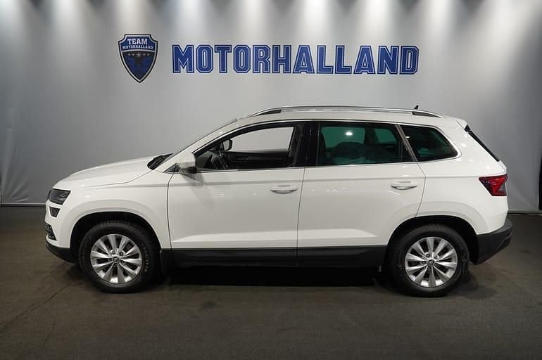 Vit Begagnad 2021 Skoda Karoq Style SUV | 254 900 kr (Marknadspris) - Bild 1/4