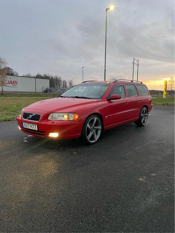 Röd Begagnad 2006 Volvo V70 Momentum Kombi | 50 000 kr (Lite dyr) - Bild 1/4