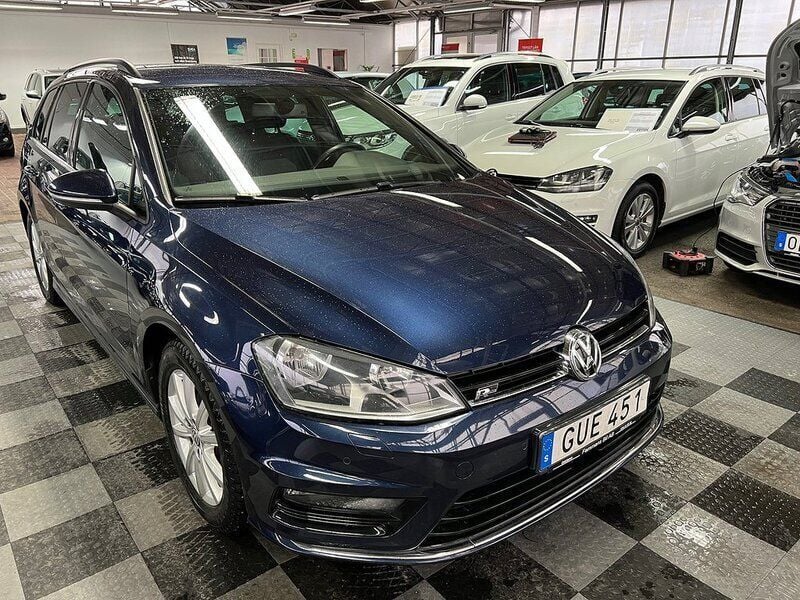 Mörkblå (blåmetallic) Begagnad 2015 VW Golf VII GT Kombi | 139 500 kr (Marknadspris) - Bild 1/4