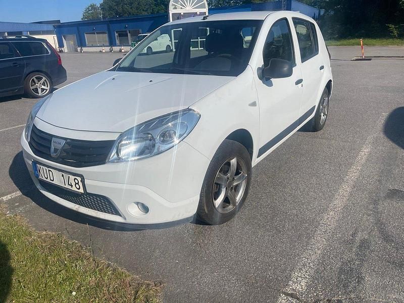 Vit Begagnad 2010 Dacia Sandero Halvkombi | 34 900 kr - Bild 1/4