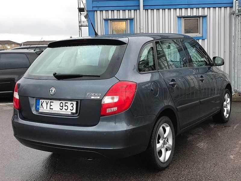 Begagnad Skoda Fabia 86 HK (63 kW) 2010 Mörkgrå Halvkombi