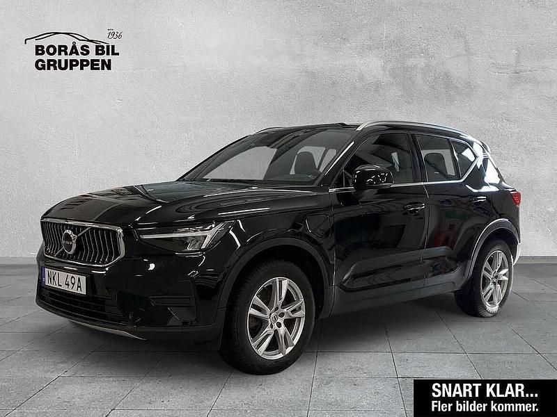 Svart Begagnad 2023 Volvo XC40 Core SUV | 379 000 kr (Marknadspris) - Bild 1/4