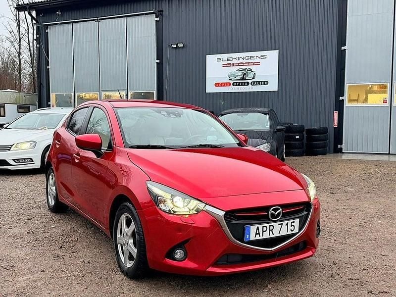 Röd Begagnad 2015 Mazda 2 Halvkombi | 54 900 kr (Lite dyr) - Bild 1/4