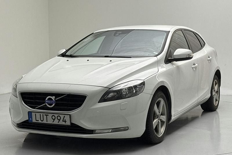 Svart Begagnad 2015 Volvo V40 Kinetic | 95 000 kr (Marknadspris) - Bild 1/4