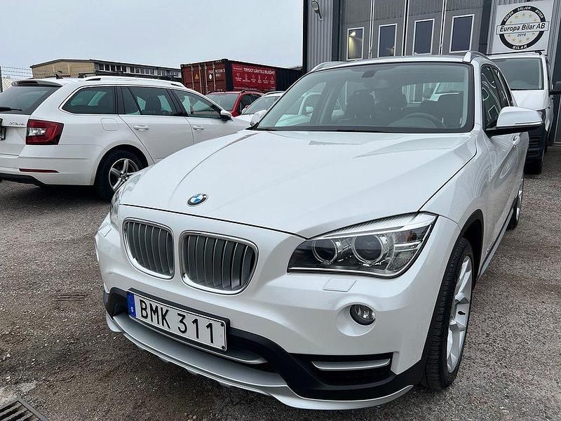 Vit Begagnad 2014 BMW X1 xLine SUV | 139 800 kr (Marknadspris) - Bild 1/4