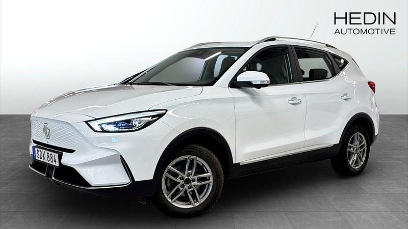 Vit (white) Begagnad 2023 MG ZS Luxury Sedan | 264 900 kr (Marknadspris) - Bild 1/4