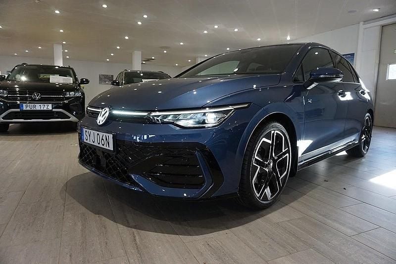 Blå Begagnad 2024 VW Golf VIII R-line Kombi | 344 500 kr (Dyr) - Bild 1/4