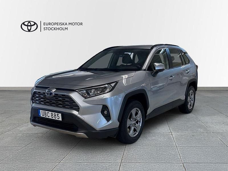 Silver Begagnad 2022 Toyota RAV4 Hybrid Active SUV | 344 900 kr (Bra pris) - Bild 1/4
