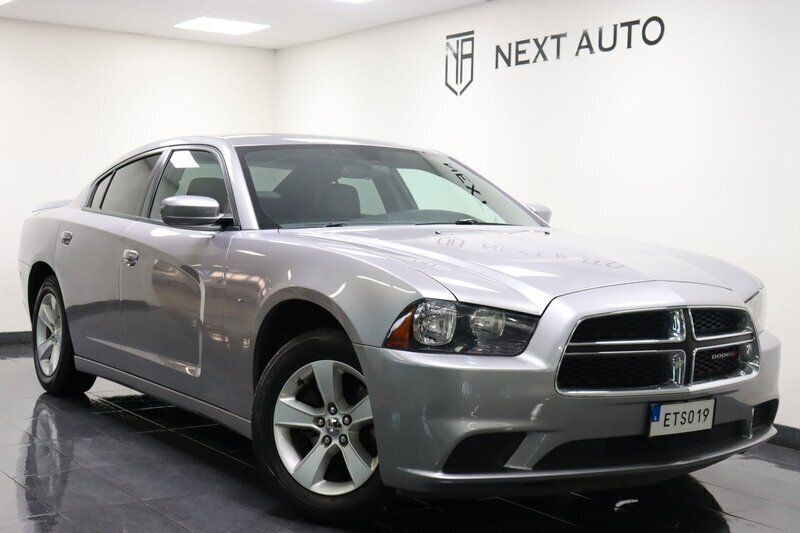 Ljusgrå Begagnad 2014 Dodge Charger Sedan | 179 900 kr - Bild 1/4