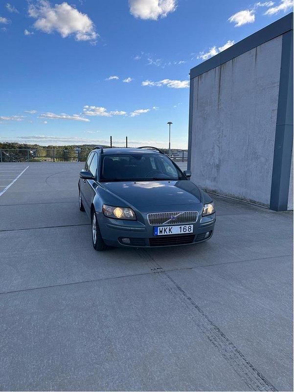 Grön Begagnad 2005 Volvo V50 Kinetic Kombi | 26 200 kr (Marknadspris) - Bild 1/4