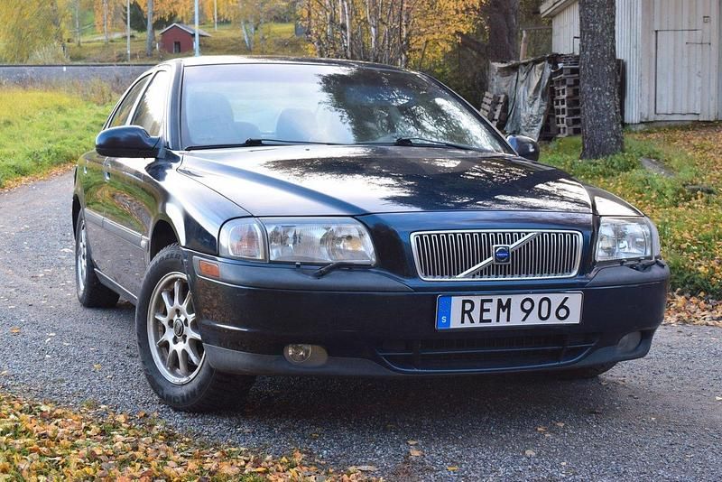 Mörkblå (blå) Begagnad 2000 Volvo S80 Sedan | 35 000 kr (Dyr) - Bild 1/4