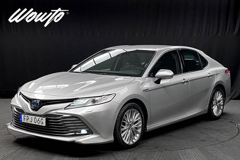 Silver Begagnad 2020 Toyota Camry Hybrid Executive Sedan | 249 800 kr (Marknadspris) - Bild 1/3