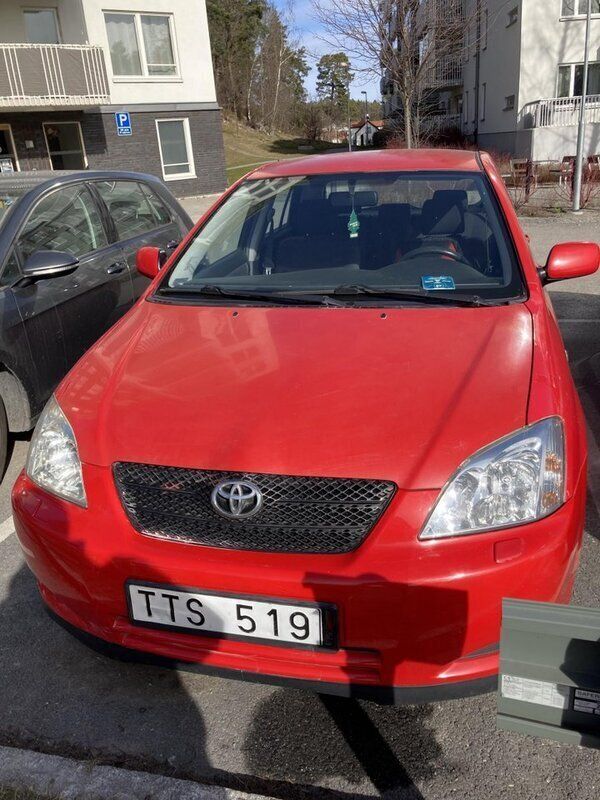 Röd Begagnad 2002 Toyota Corolla Halvkombi | 22 000 kr (Marknadspris) - Bild 1/2