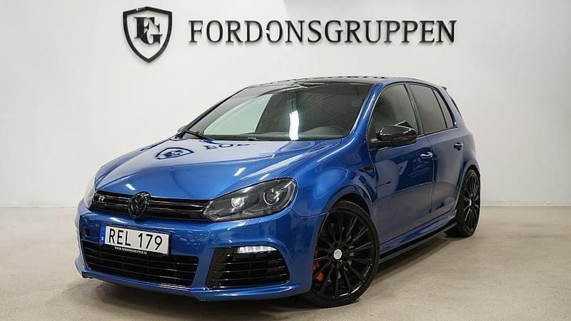 Ljusblå (blå) Begagnad 2011 VW Golf VII R Halvkombi | 154 800 kr (Marknadspris) - Bild 1/4