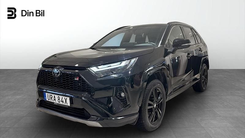 Attitude black metallic Begagnad 2024 Toyota RAV4 Hybrid Sport SUV | 469 900 kr (Dyr) - Bild 1/4