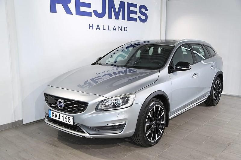 Silver Begagnad 2015 Volvo V60 CC Summum Kombi | 209 500 kr (Lite dyr) - Bild 1/4