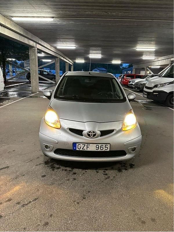 Silver Begagnad 2008 Toyota Aygo Halvkombi | 21 900 kr (Marknadspris) - Bild 1/4