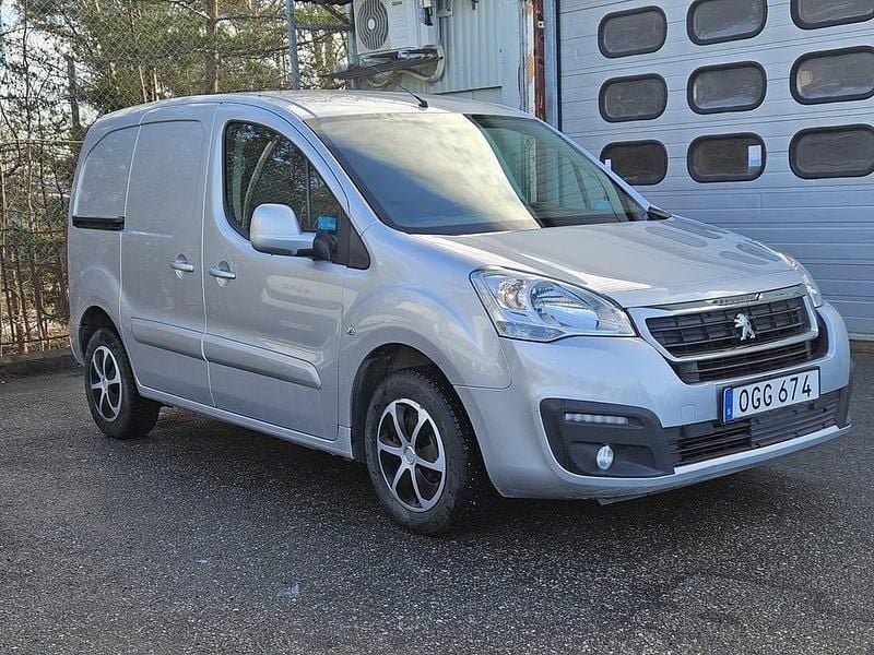 Begagnad VW Caddy S 102 HK (75 kW) 2017 Silver Minibuss