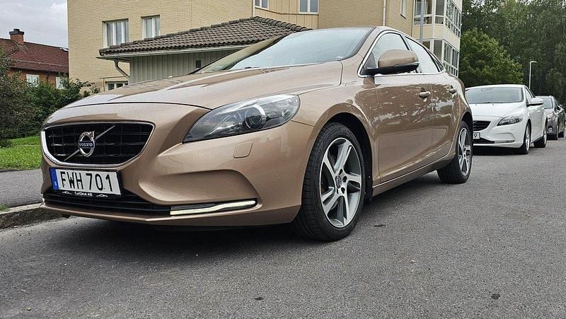 Brun Begagnad 2016 Volvo V40 Momentum Kombi | 84 900 kr (Bra pris) - Bild 1/4