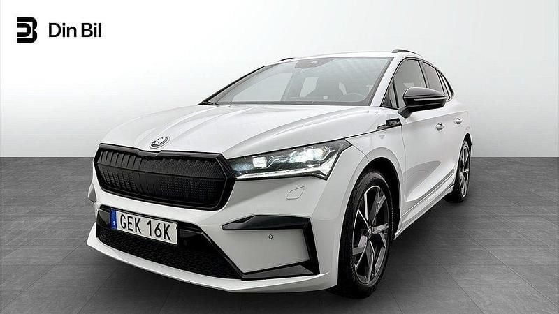 Vit Begagnad 2023 Skoda Enyaq iV SportLine SUV | 449 900 kr (Marknadspris) - Bild 1/4