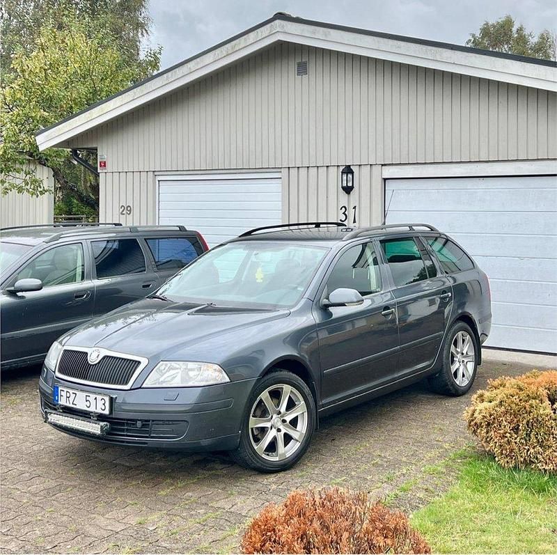 Grå Begagnad 2008 Skoda Octavia Kombi | 20 000 kr (Bra pris) - Bild 1/4