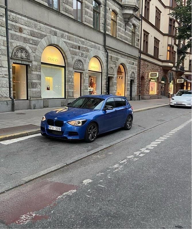 Blå Begagnad 2013 BMW M135 Halvkombi | 255 000 kr (Lite dyr) - Bild 1/3