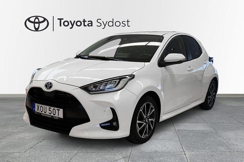 Vit Begagnad 2022 Toyota Yaris Hybrid Active Halvkombi | 209 000 kr (Lite dyr) - Bild 1/3