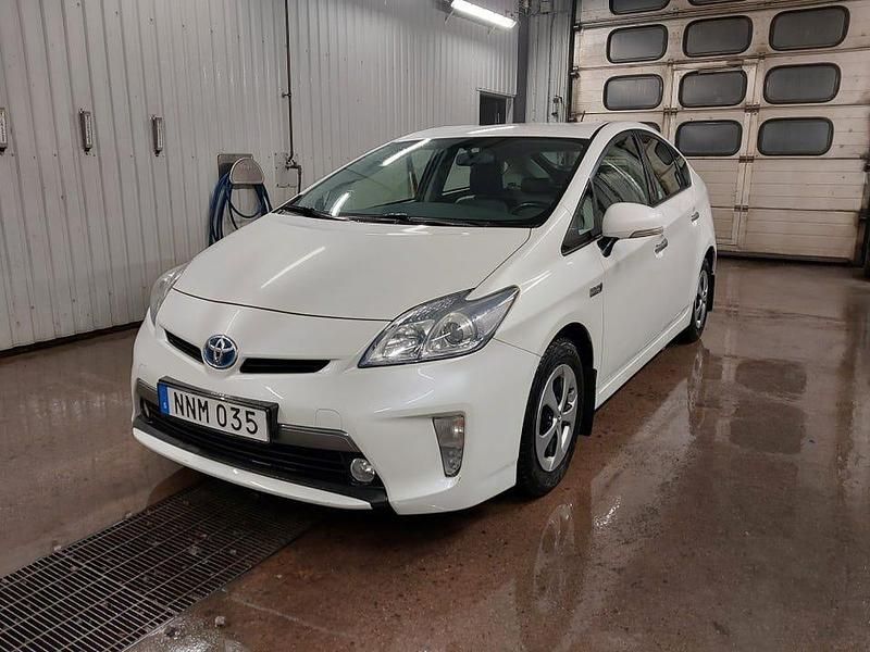 Begagnad Toyota Prius Plug-in Hybrid 136 HK (100 kW) 2013 Halvkombi