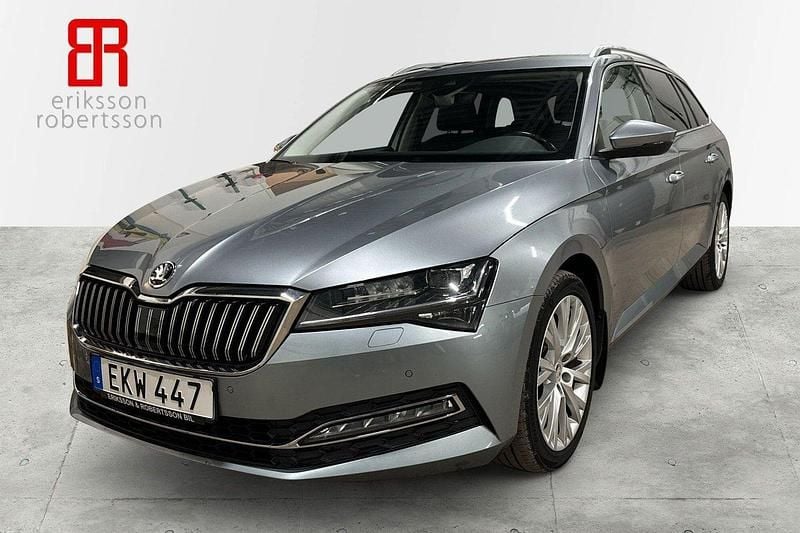 Grå Begagnad 2020 Skoda Superb Kombi | 259 900 kr (Marknadspris) - Bild 1/4