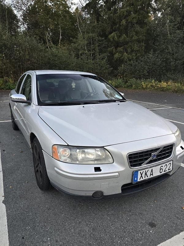 Grå Begagnad 2006 Volvo S60 Dynamic Sedan | 24 900 kr (Superpris) - Bild 1/4