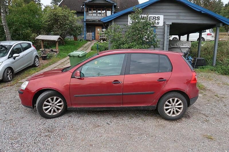 Röd Begagnad 2003 VW Golf IV Trendline Halvkombi | 24 500 kr (Marknadspris) - Bild 1/4
