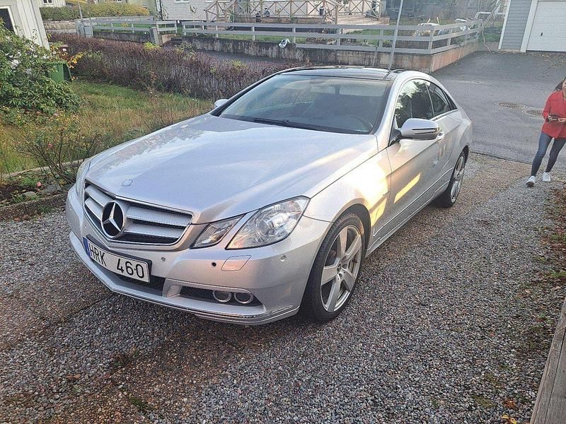 Silver Begagnad 2010 Mercedes E350 Sportkupé | 135 000 kr (Lite dyr) - Bild 1/4