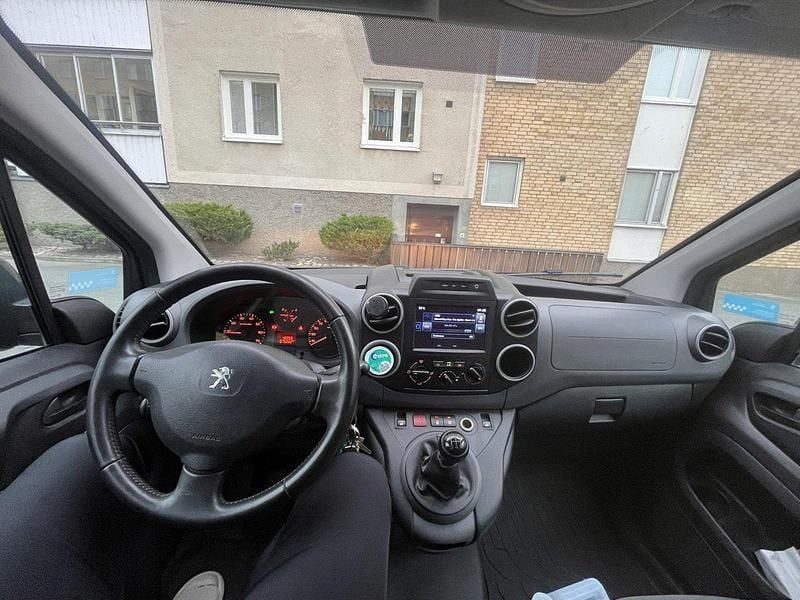 Svart Begagnad 2018 Peugeot Partner Minibuss | 85 000 kr (Superpris) - Bild 1/4