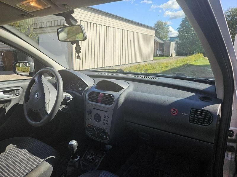 Grå Begagnad 2004 Opel Corsa Halvkombi | 19 900 kr (Marknadspris) - Bild 1/3