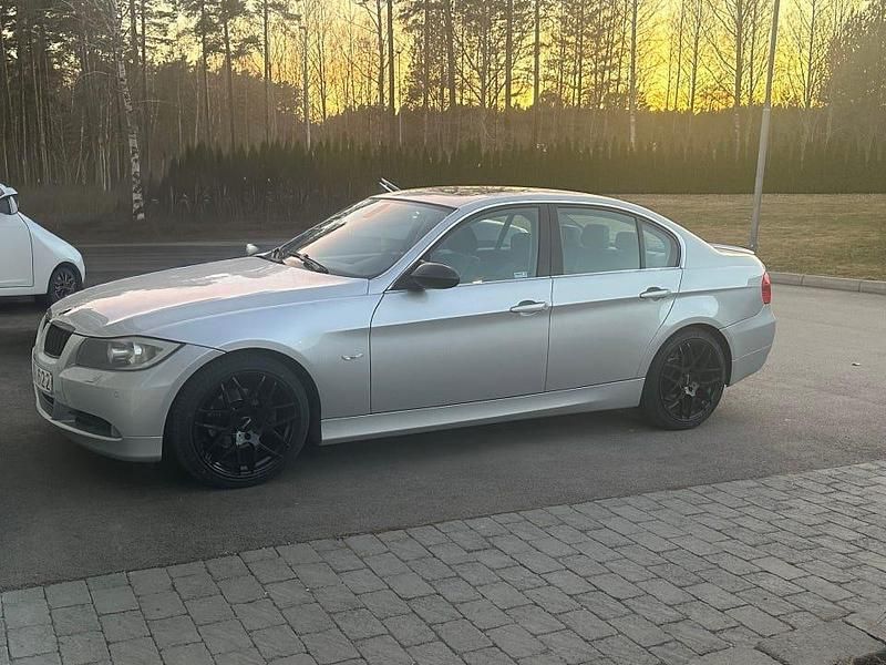 Begagnad 2005 BMW 325 Sedan | 62 900 kr (Lite dyr) - Bild 1/4