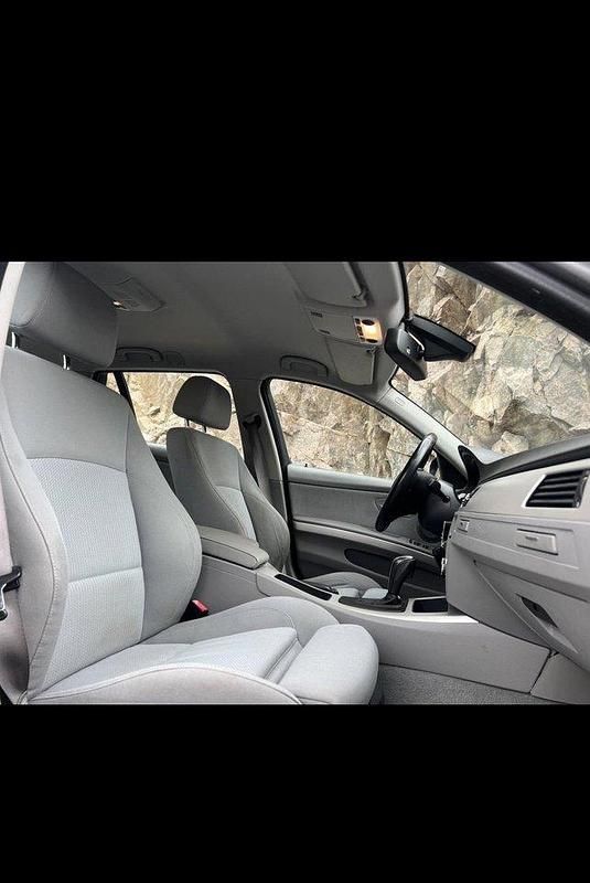 Grå Begagnad 2009 BMW 318 Comfort Edition Kombi | 80 000 kr (Lite dyr) - Bild 1/4