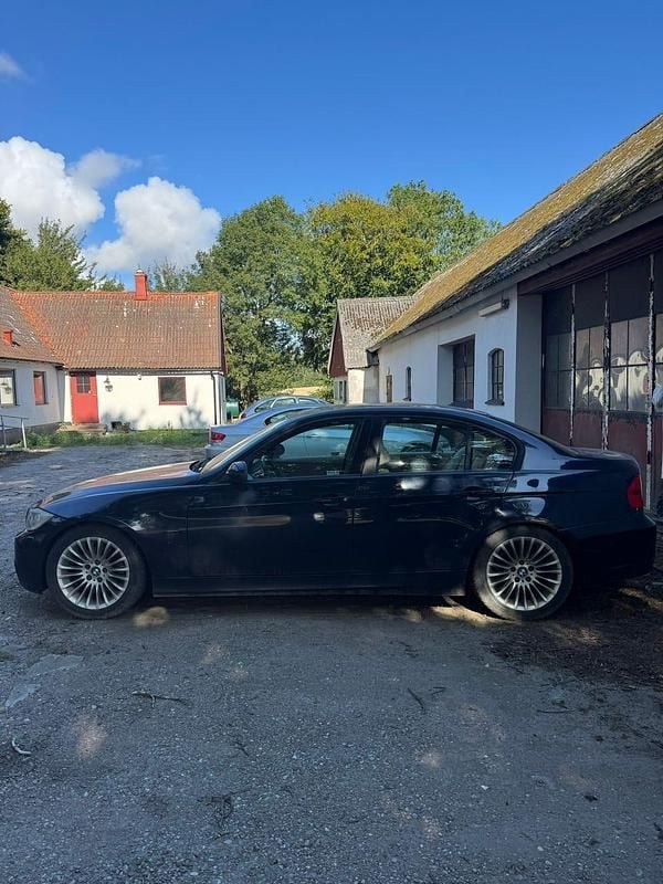Begagnad BMW 325 218 HK (160 kW) 2005 Monacoblau Sedan
