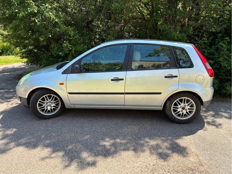Grå Begagnad 2004 Ford Fiesta Halvkombi | 17 000 kr (Marknadspris) - Bild 1/4