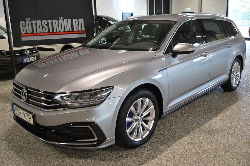 Silver Begagnad 2019 VW Passat GTE Kombi | 238 000 kr (Marknadspris) - Bild 1/4