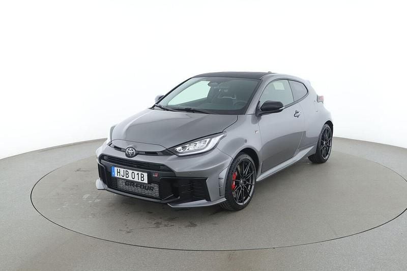 Silver Begagnad 2025 Toyota Yaris Halvkombi | 570 000 kr (Marknadspris) - Bild 1/3