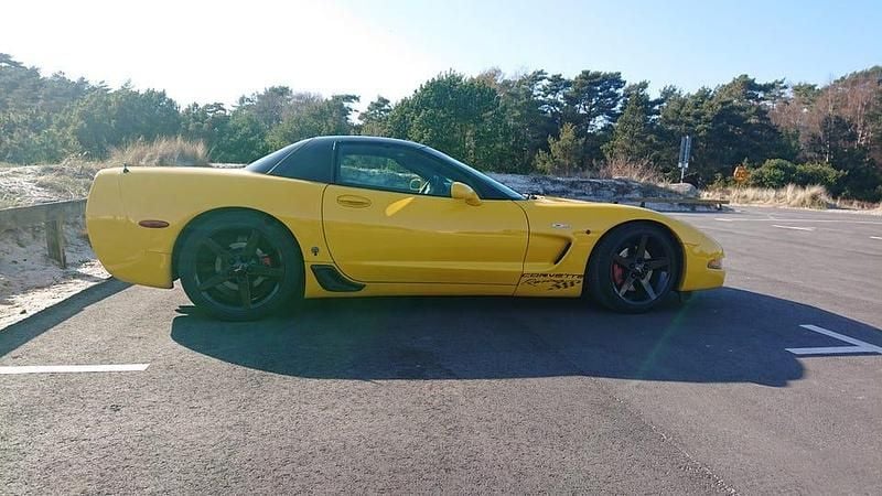 Begagnad Chevrolet Corvette Z06 411 HK (302 kW) 2004 Gul med svart folierat tak. Sportkupé