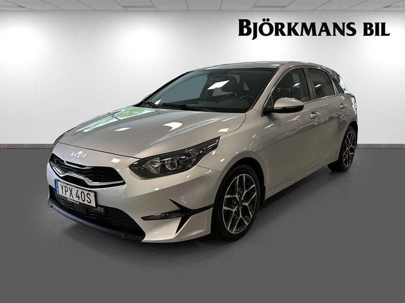 Grå Begagnad 2021 Kia Ceed Advance Halvkombi | 209 900 kr (Marknadspris) - Bild 1/4