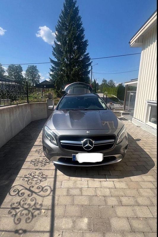 Grå Begagnad 2015 Mercedes GLA200 Style SUV | 210 000 kr - Bild 1/4