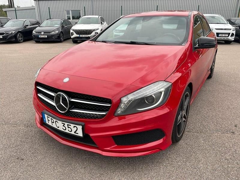Röd Begagnad 2015 Mercedes A180 AMG Sedan | 119 000 kr (Dyr) - Bild 1/3