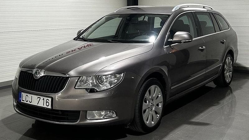 Ljusbrun (brun) Begagnad 2010 Skoda Superb Elegance Kombi | 74 900 kr (Marknadspris) - Bild 1/4