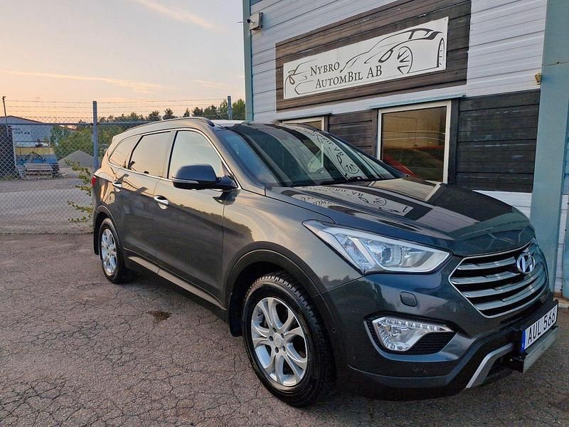 Mörkgrön Begagnad 2014 Hyundai Grand Santa Fe Premium SUV | 154 900 kr (Marknadspris) - Bild 1/4